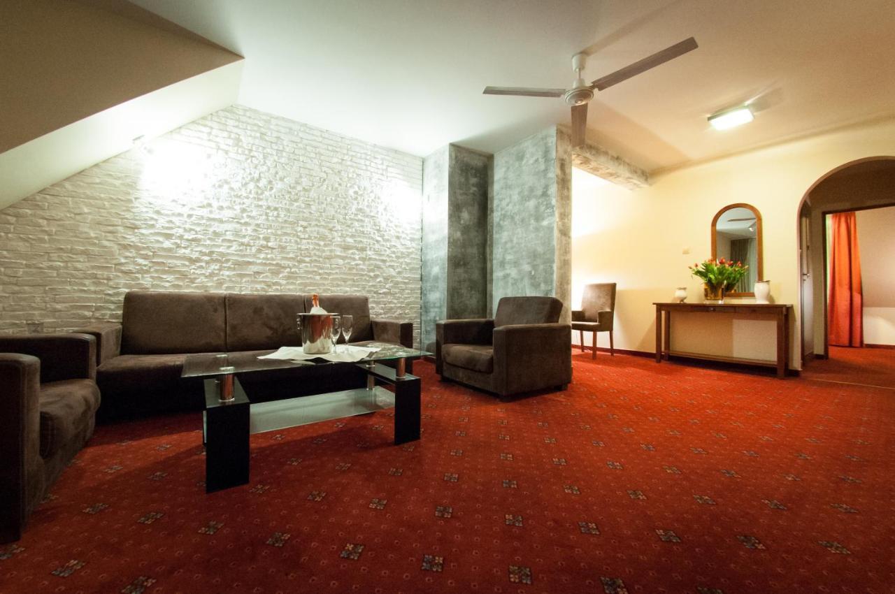 Secession Hotel Leczna Exteriér fotografie